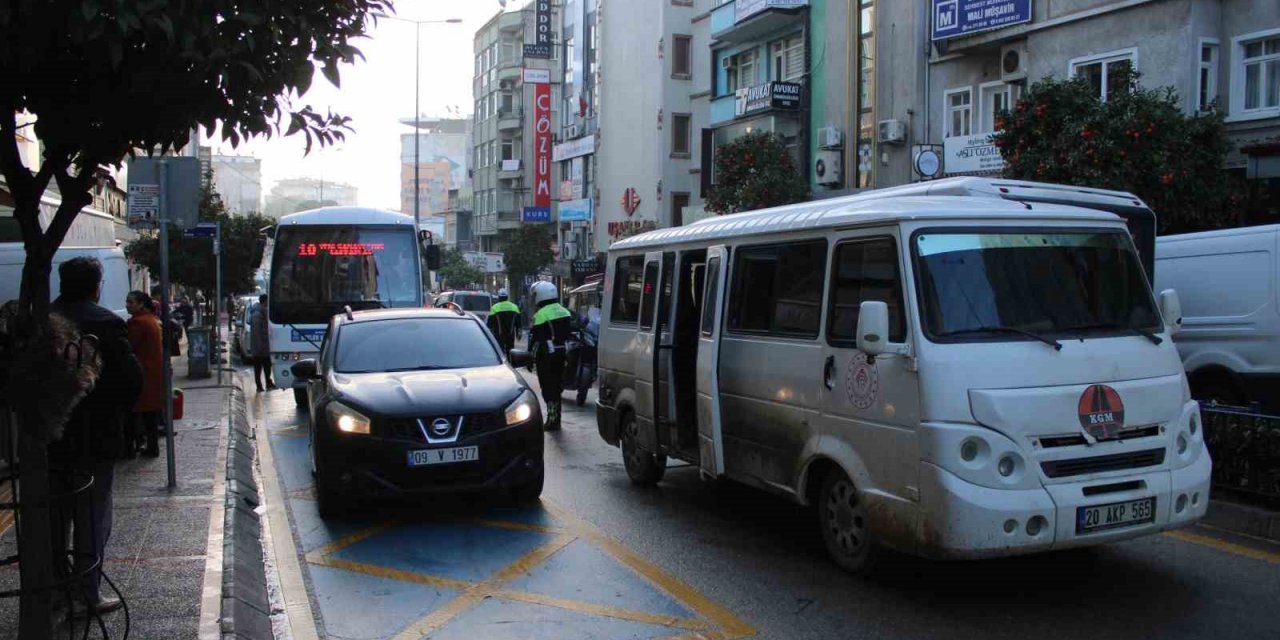 Minibüsü yol ortasında bırakıp mahkemeye yetişti