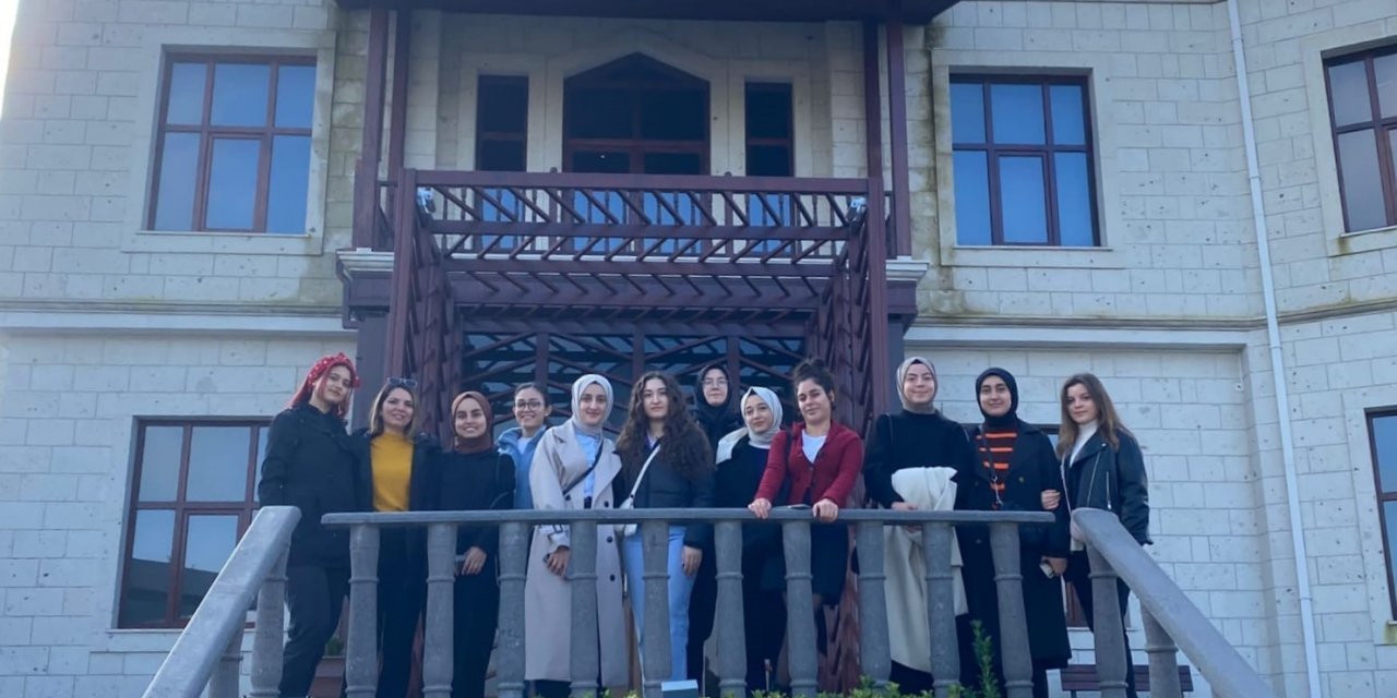 Yurtta kalan öğrenciler Adnan Menderes Müzesi’ni gezerek stres attı