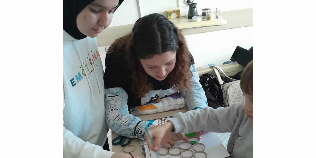 Üniversiteli gençler hasta çocukların gönüllerini kazandı