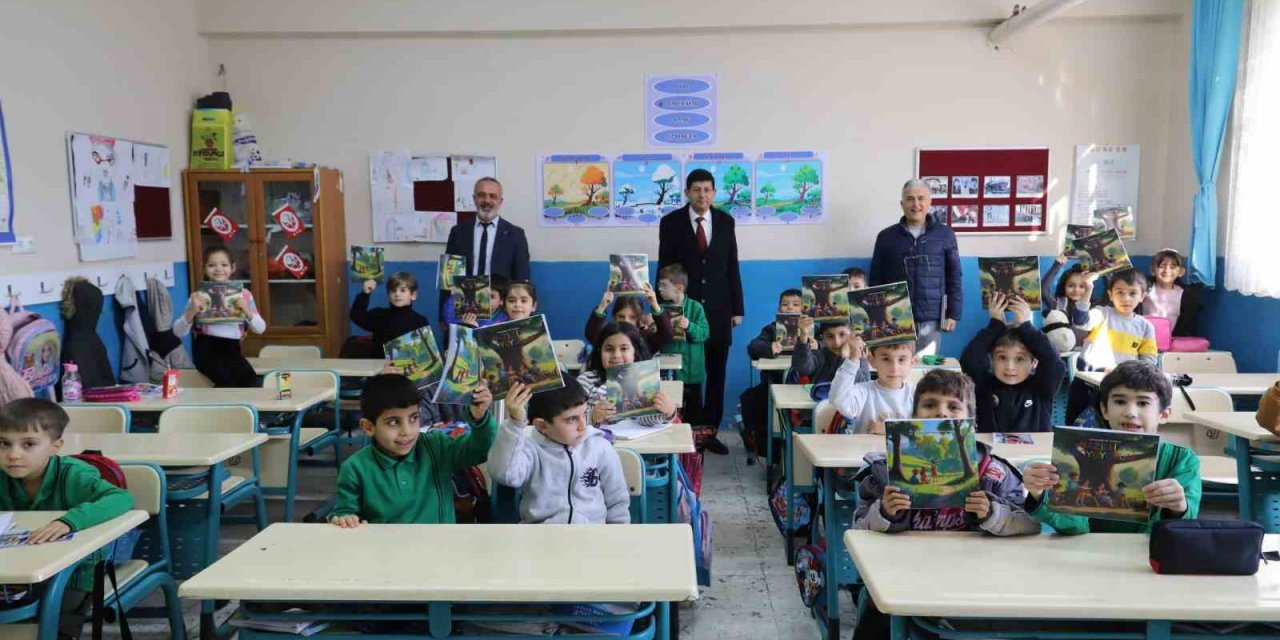 Başkan Özcan, Nazillili miniklere boyama kitabı hediye etti