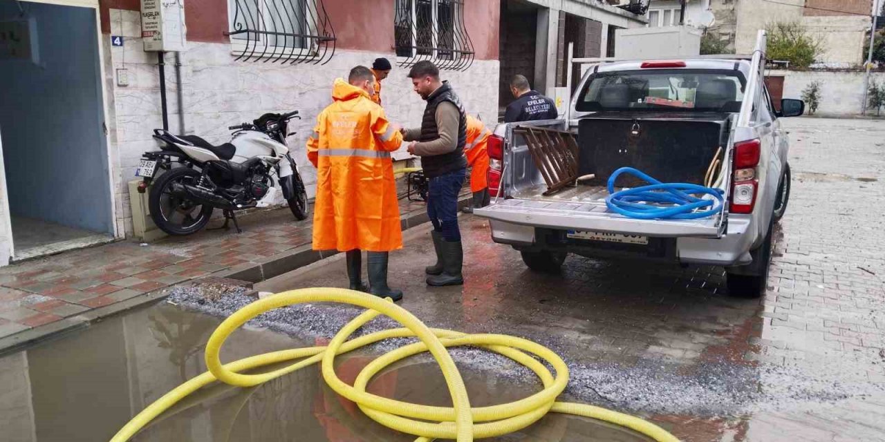 Efeler Belediyesi, yağıştan mağdur olan vatandaşlar için seferber oldu