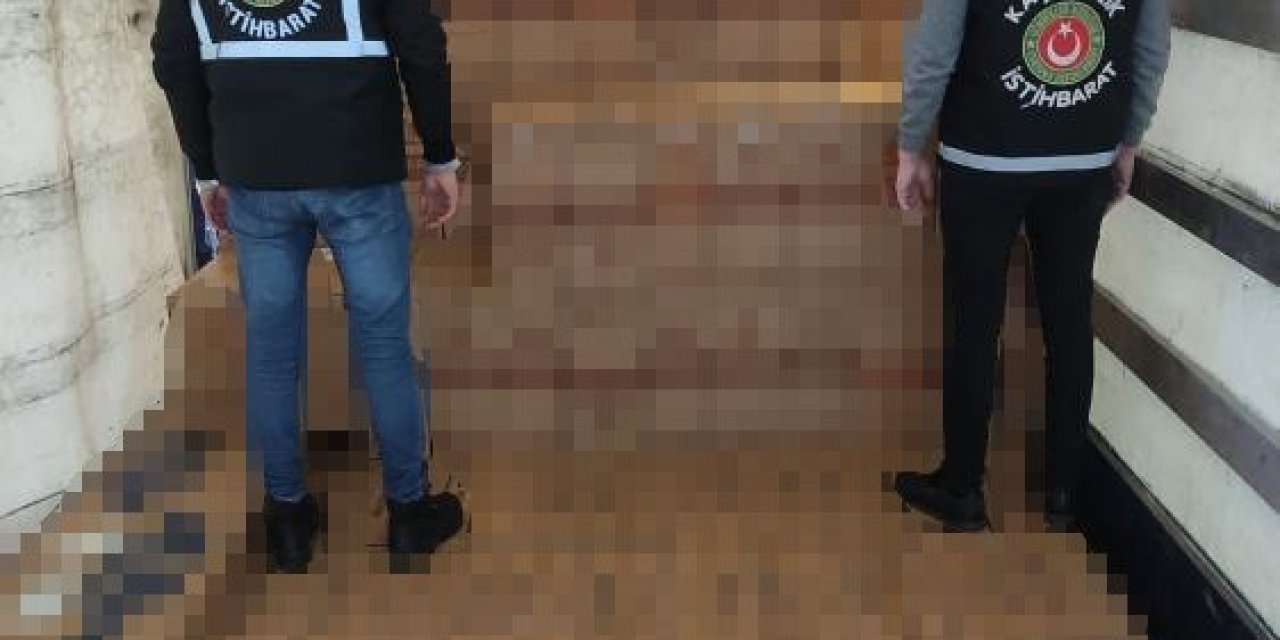 İtalya’dan Çeşme’ye getirilen tırda 1 milyon paket kaçak sigara ele geçirildi