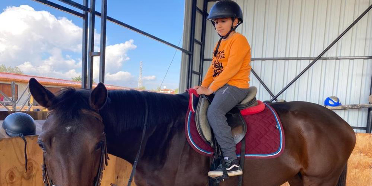 Ata Senfoni projesiyle minik öğrenciler atlarla tanıştı