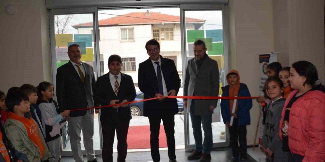 Selendi’de kitap fuarı açıldı