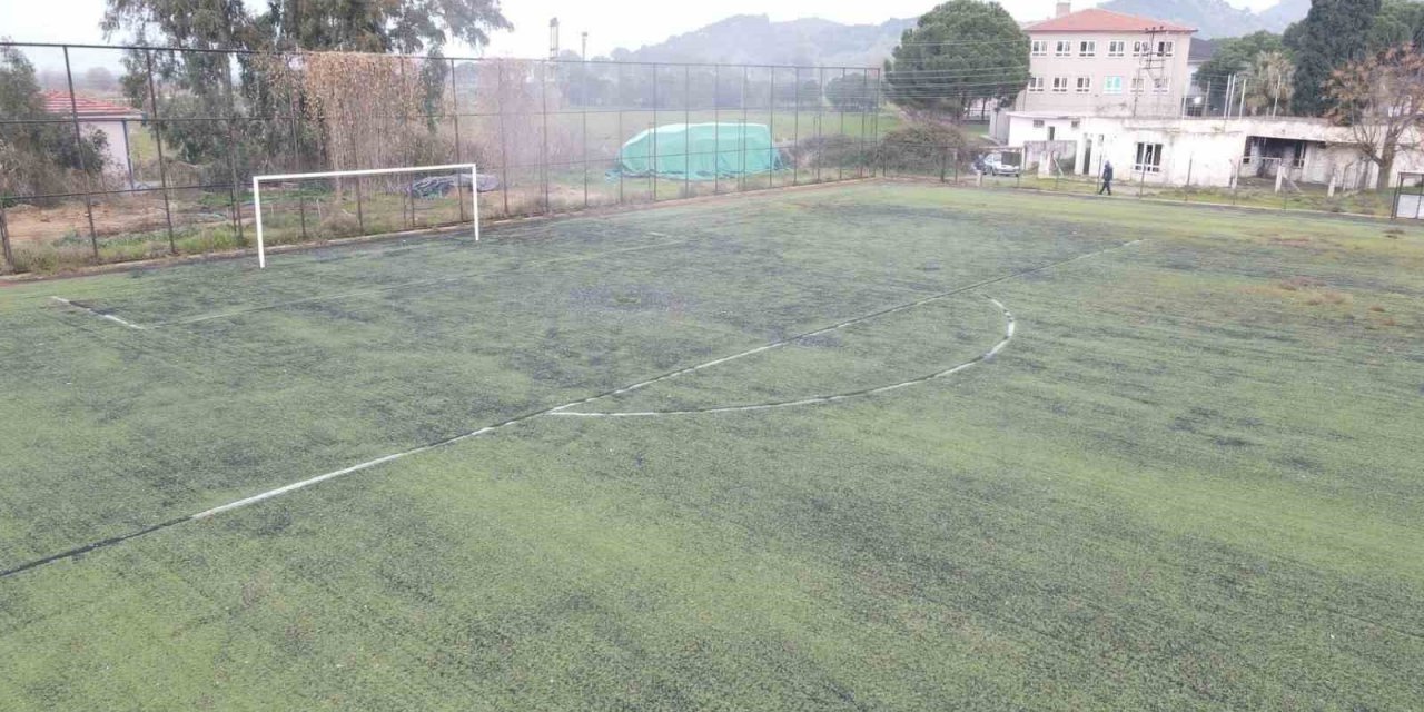 Bıyıklı’da sentetik çim saha sevinci