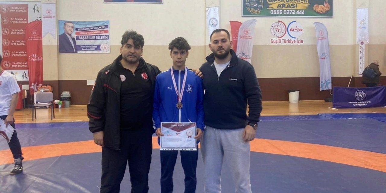 Yunusemreli güreşçi Manisa’ya gümüş madalyayla döndü