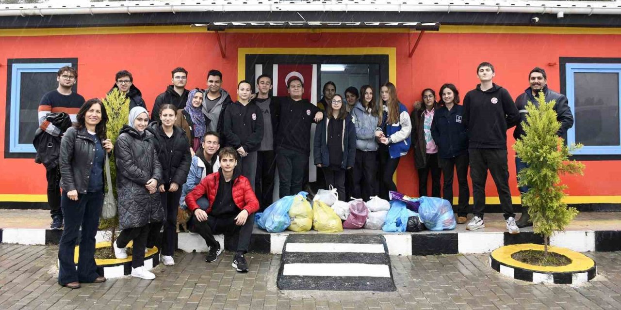Kuşadası’nda öğrenciler can dostları besledi