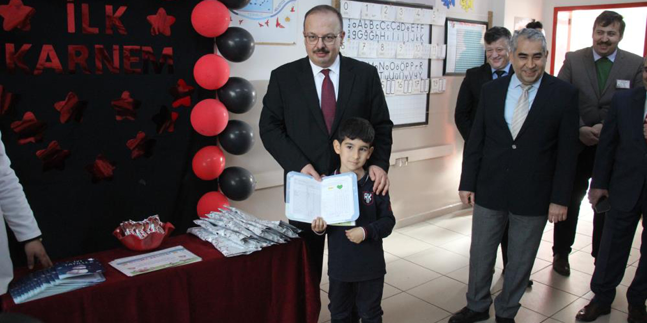 Aydın’da öğrenciler mehteran gösterisi eşliğinde karne aldı