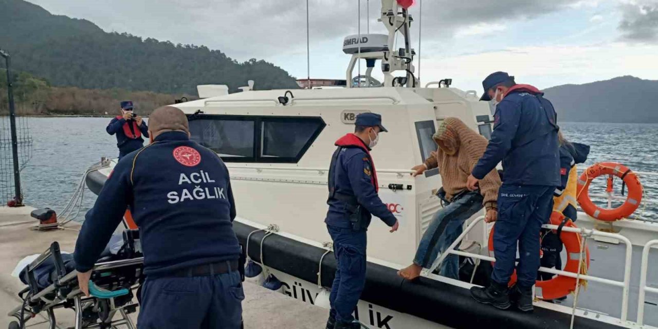 Özel teknede rahatsızlanan vatandaşa Sahil Güvenlik’ten tıbbi tahliye