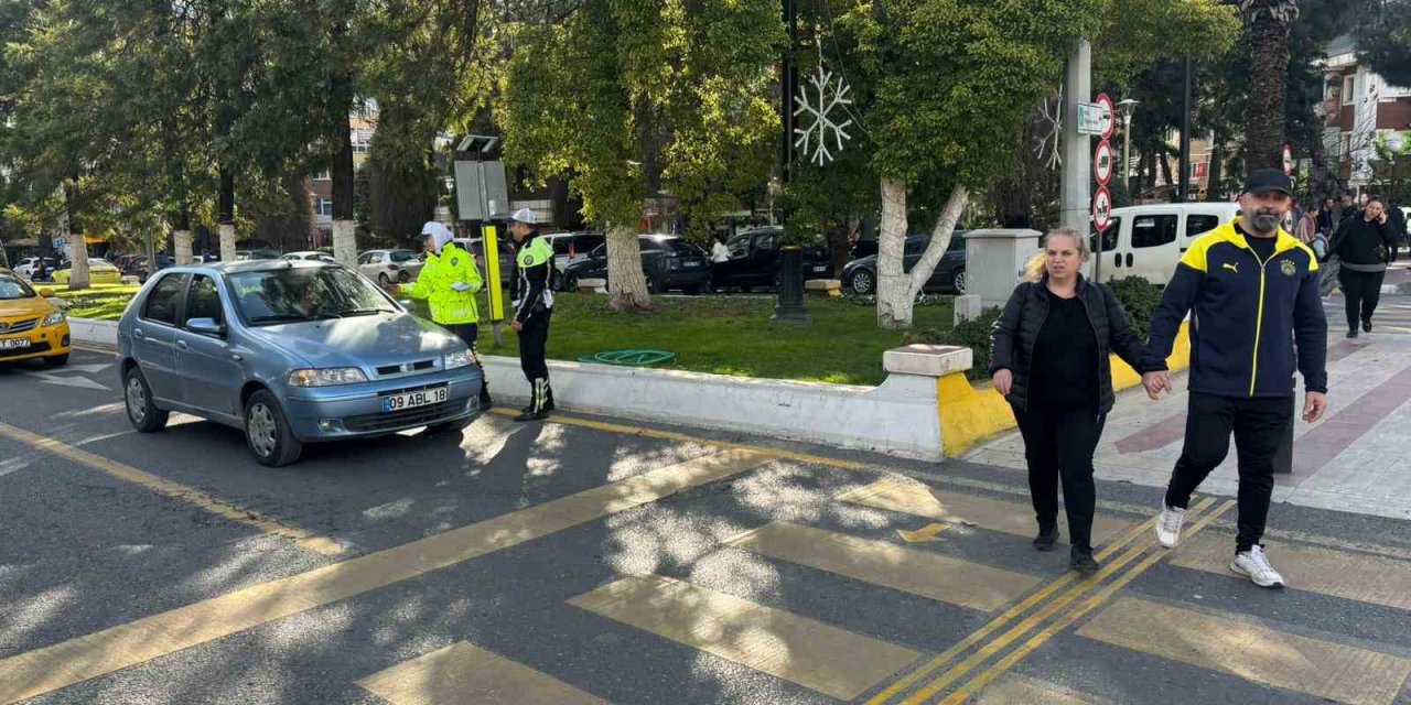 Aydın’da trafik ekiplerinden yayalara ve sürücülere yaya geçidi eğitimi