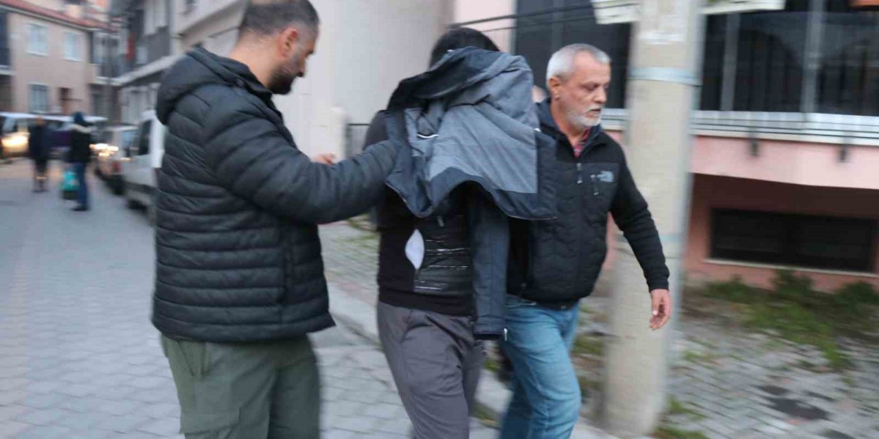 Polisi görünce çatıdan kaçmaya çalıştı