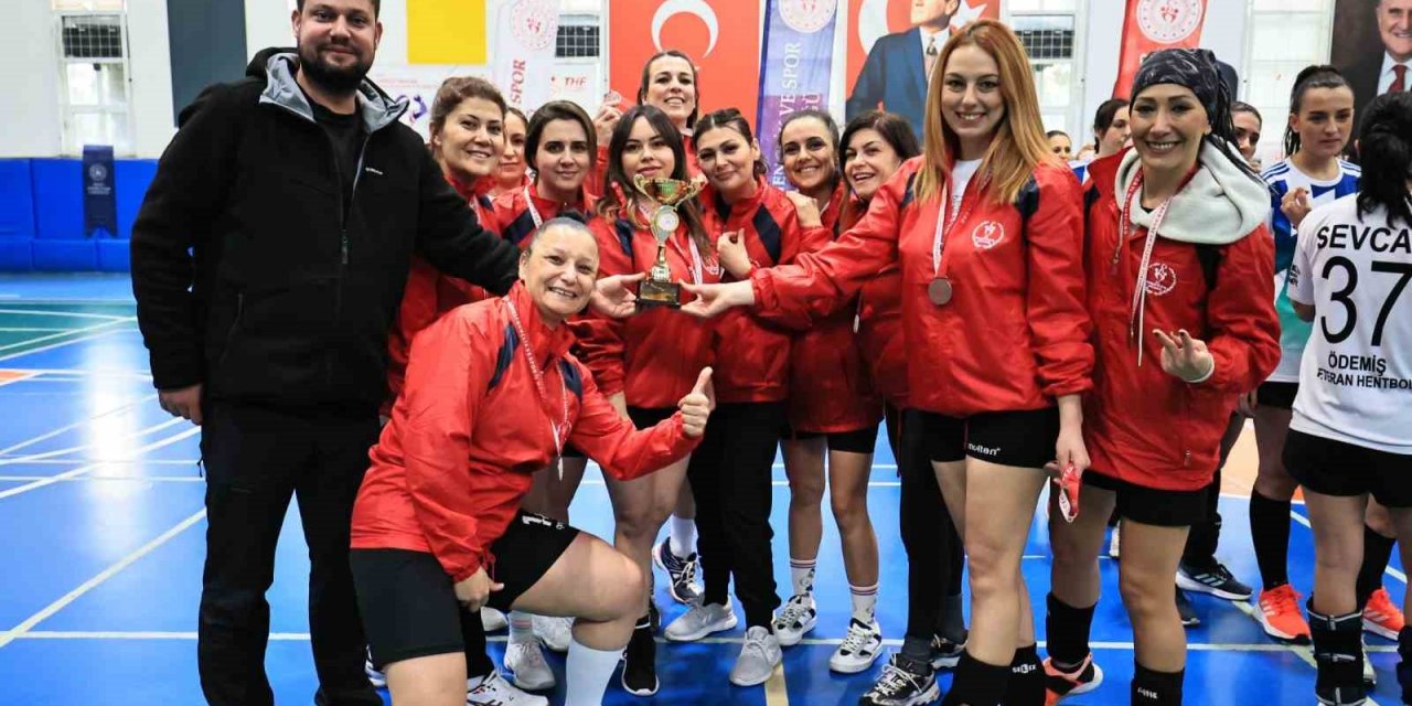 Veteran kadın hentbolcular Denizli’de buluştu