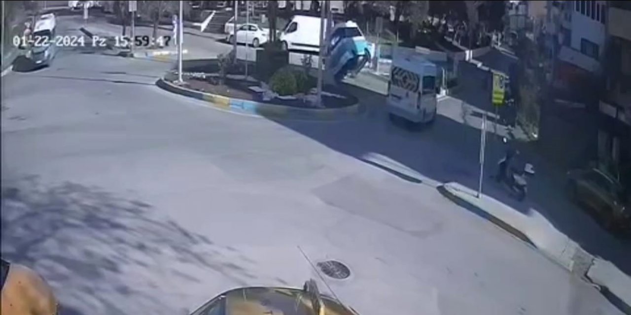 İzmir’de servis aracıyla çarpışan yolcu minibüsü devrildi: O anlar kamerada