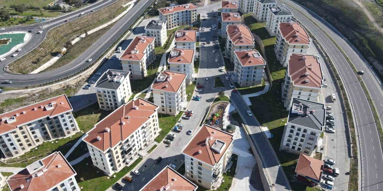 Bayraklı’da TOKİ konutlarının çevre düzenlemesi tamam