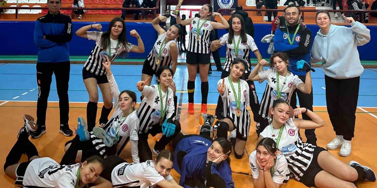 Muğla Hokey takımı kupaya doymuyor