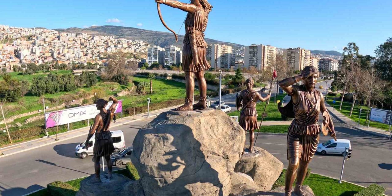 Amazon kadın heykelleri Bayraklı’ya çok yakıştı