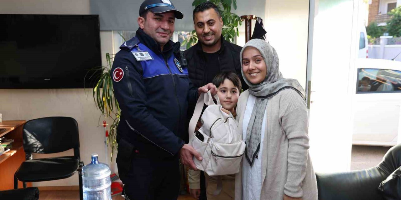 Zabıta unutulan çantayı sahibine teslim etti