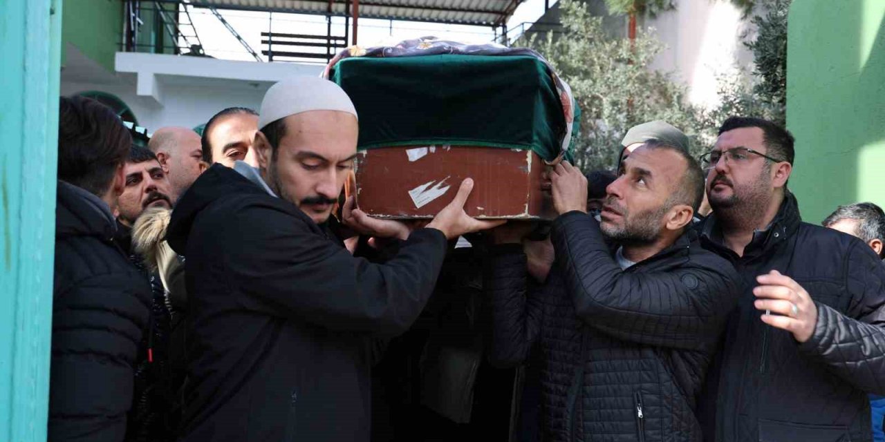 İzmir’de 12 yaşında bıçakla öldürülen Behiye son yolculuğuna uğurlandı