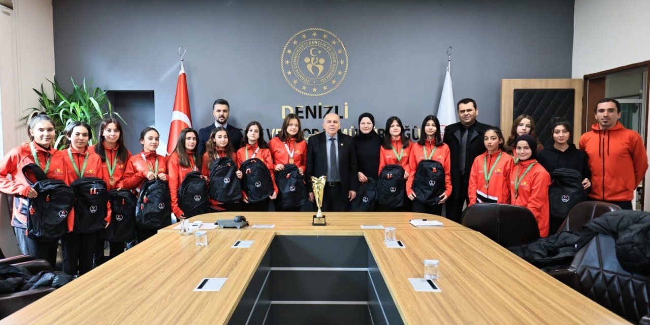 Denizlili hokeyciler bronzla döndü