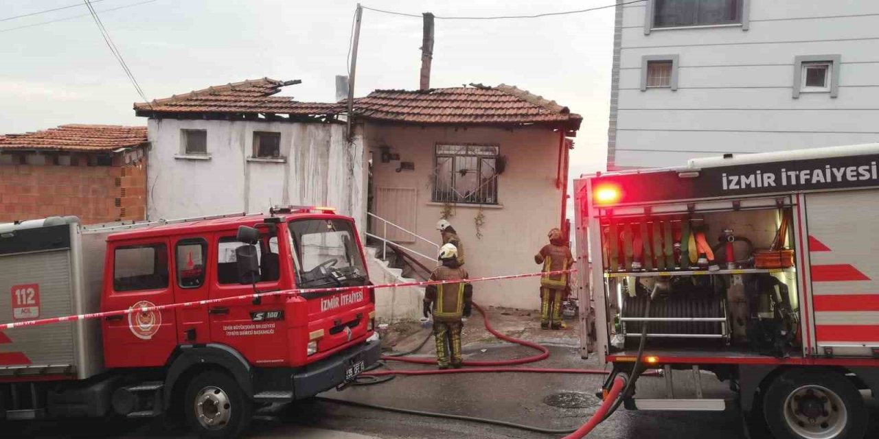 İzmir’de yangın: İki ev alev topuna döndü, tüpler bomba gibi patladı