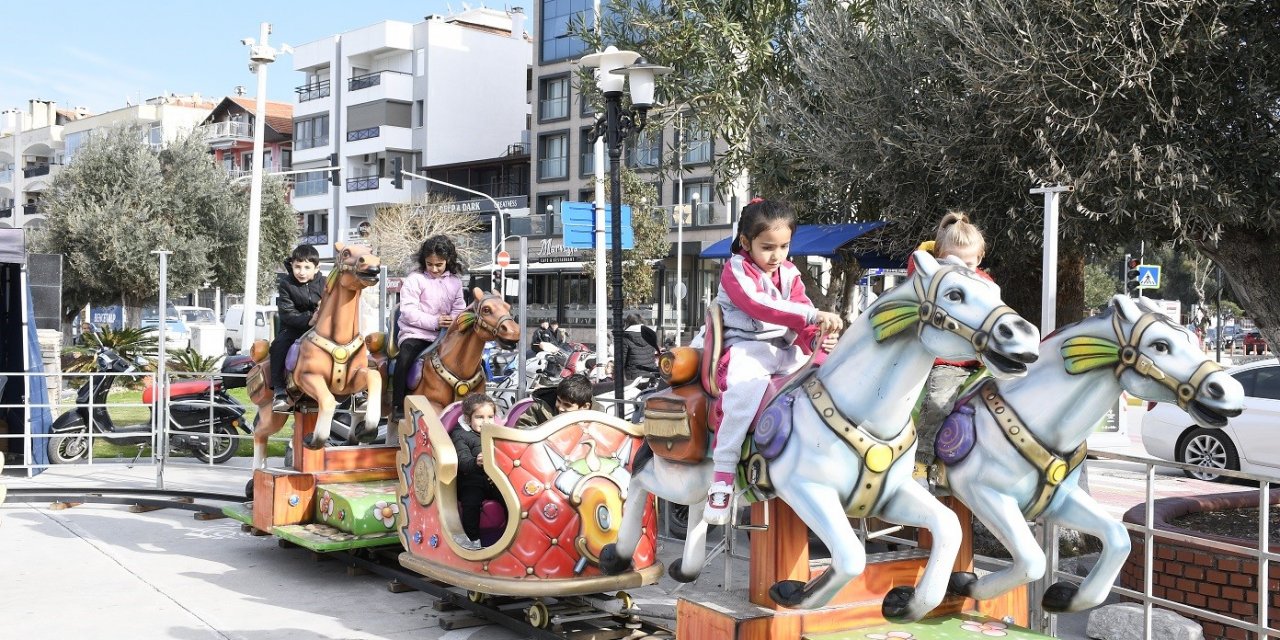 Kuşadası Belediyesi’nden öğrencilere sömestr hediyesi