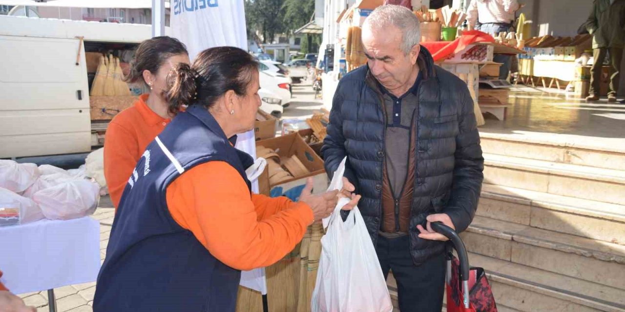 Marmaris Belediyesi 400 kilogram turunç dağıttı
