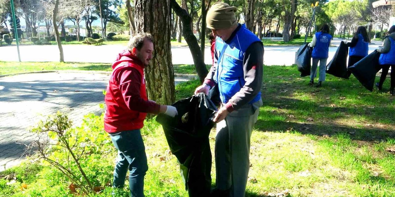 Muğla’da gönüllü öğrencilerden çevre temizliğinde örnek davranış