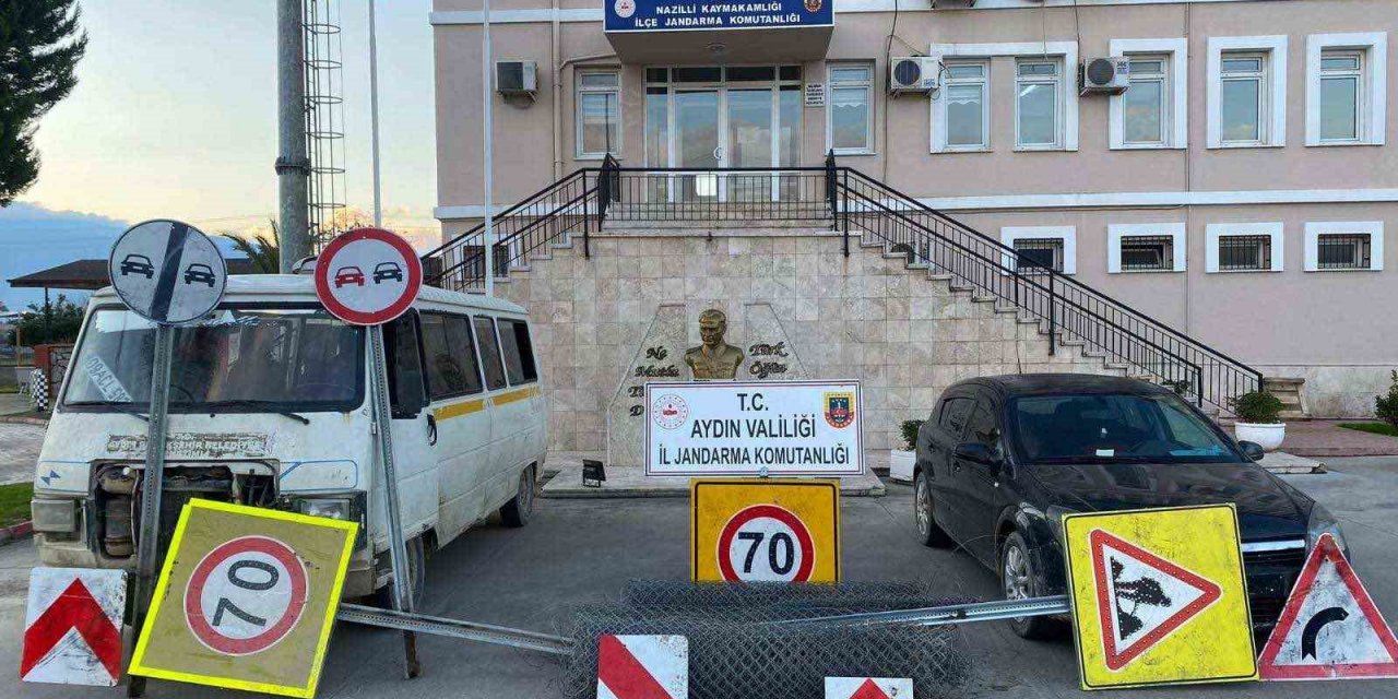 Trafik levhası hırsızları jandarmaya takıldı