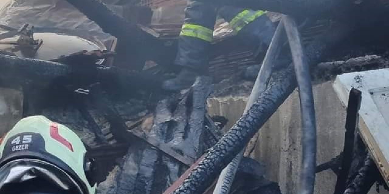 Çatı katındaki yangın evi kullanılamaz hale getirdi