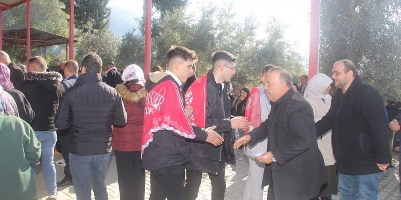 Başkan adayı Özel, gençleri Kışlası’na dualarla uğurladı