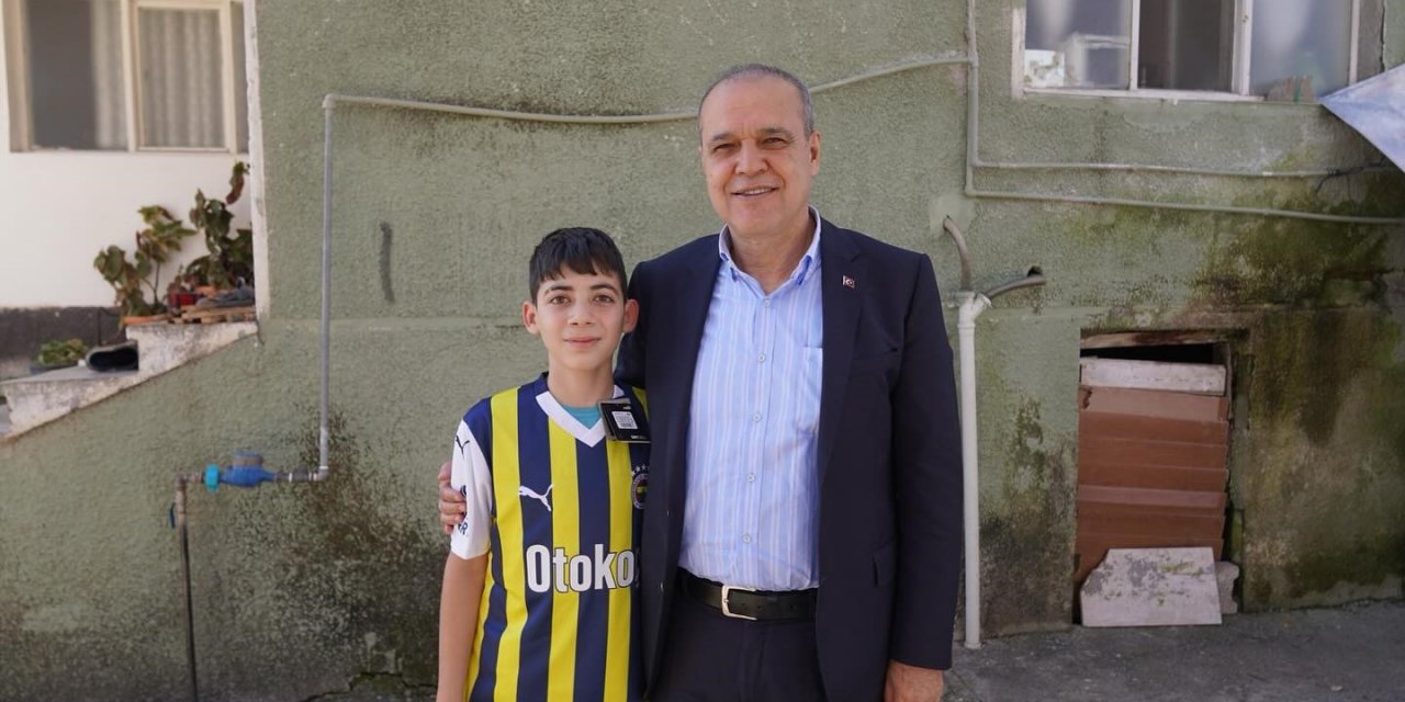 Başkan Uzundemir, gencin forma isteğini kırmadı