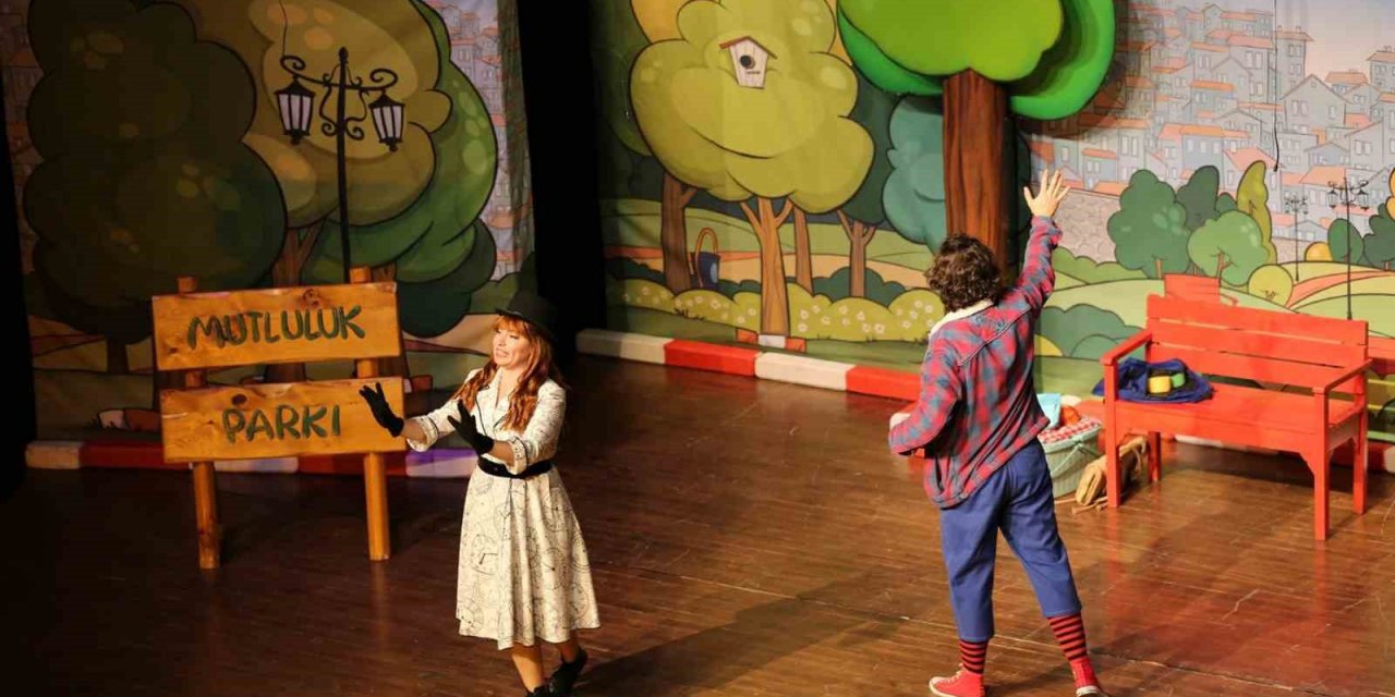 Yarıyıl tatilinde öğrencilere tiyatro gösterimi