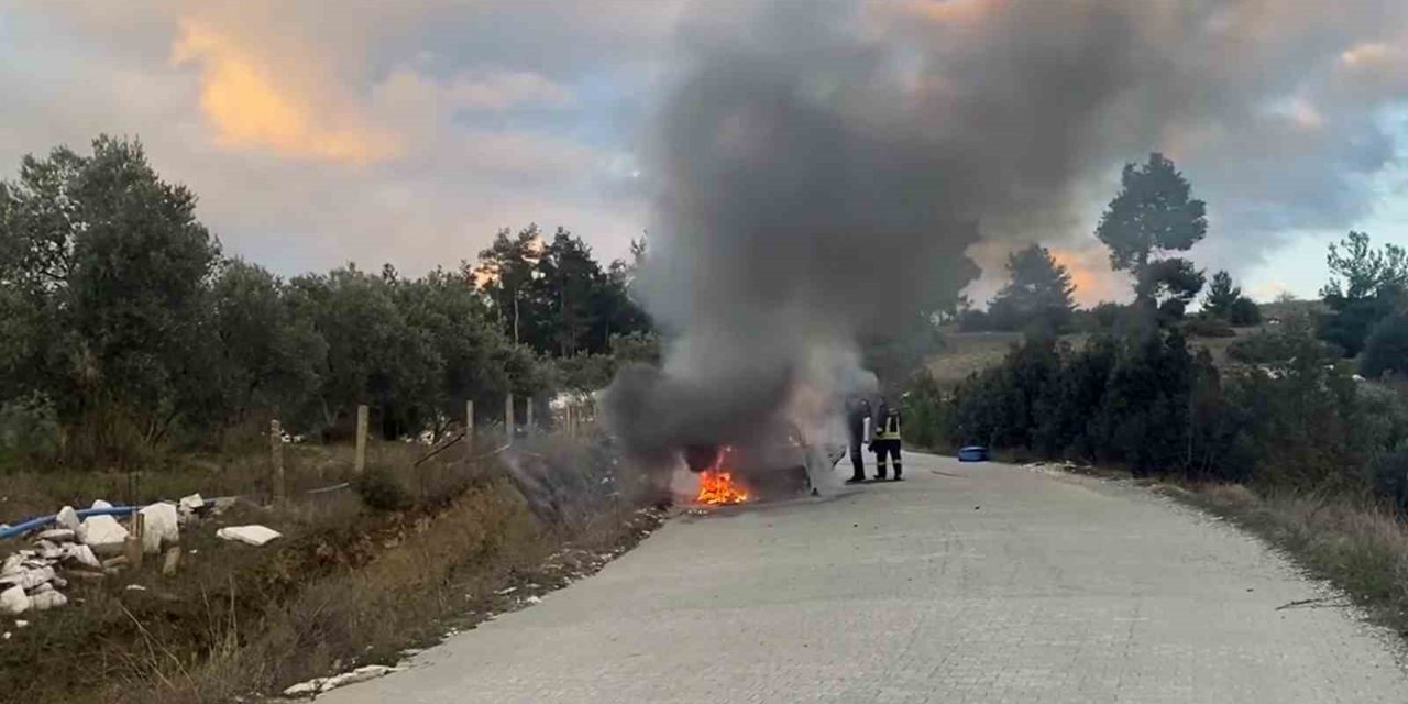 Yanan araç hurdaya döndü