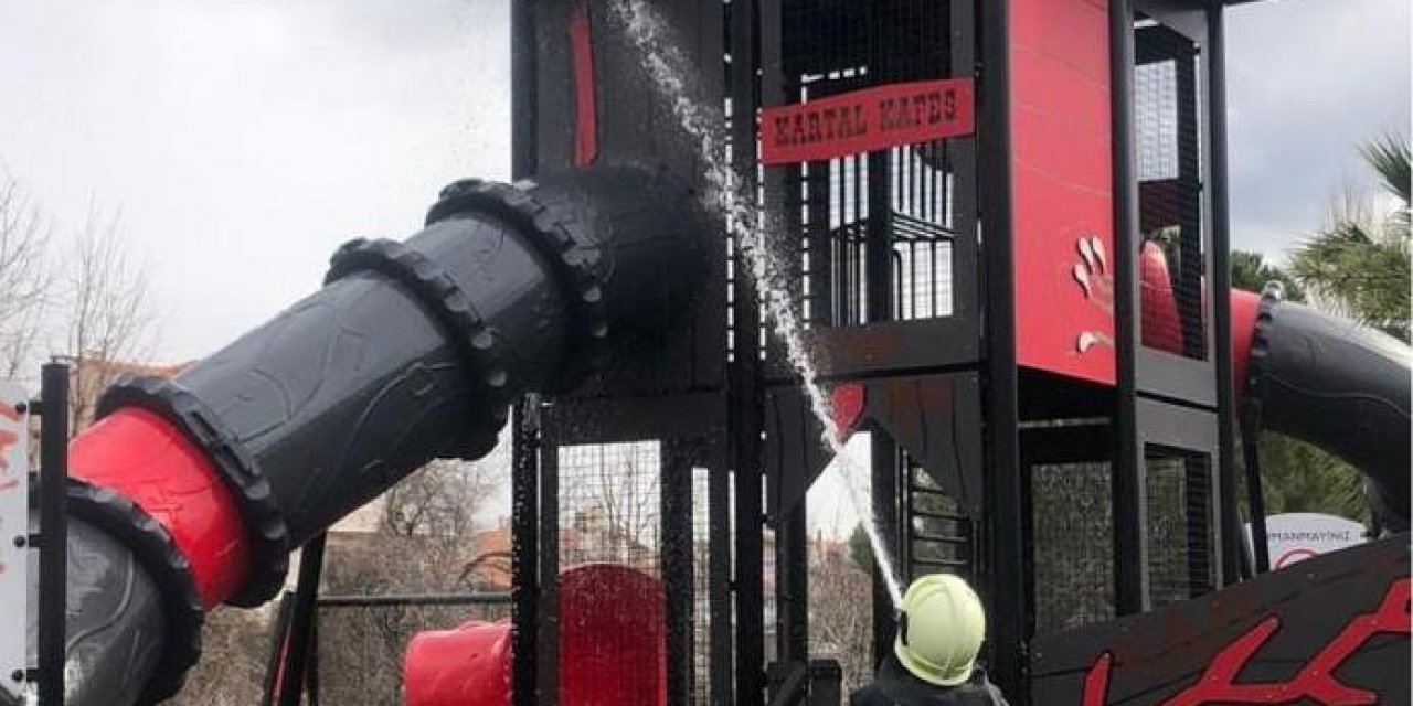 Menteşe’de çıkan yangın sonucunda parkta bulunan kaydırak zarar gördü