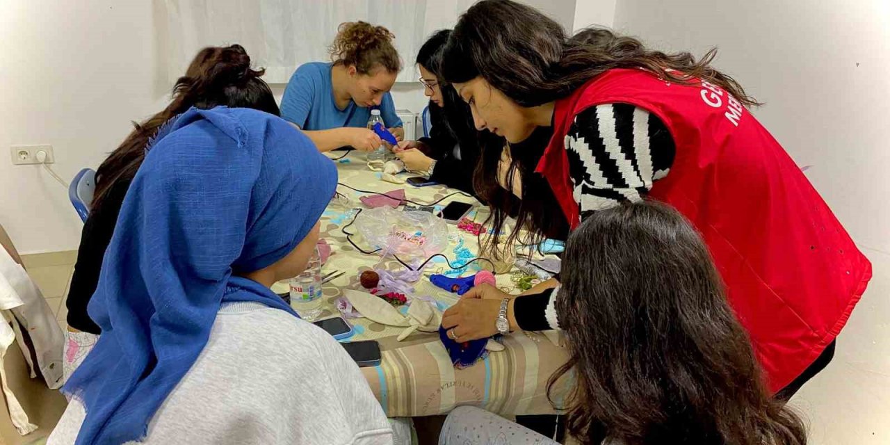 Üniversite öğrencileri, "Çocuklar Mutlu Olsun" diye oyuncak yapıyor