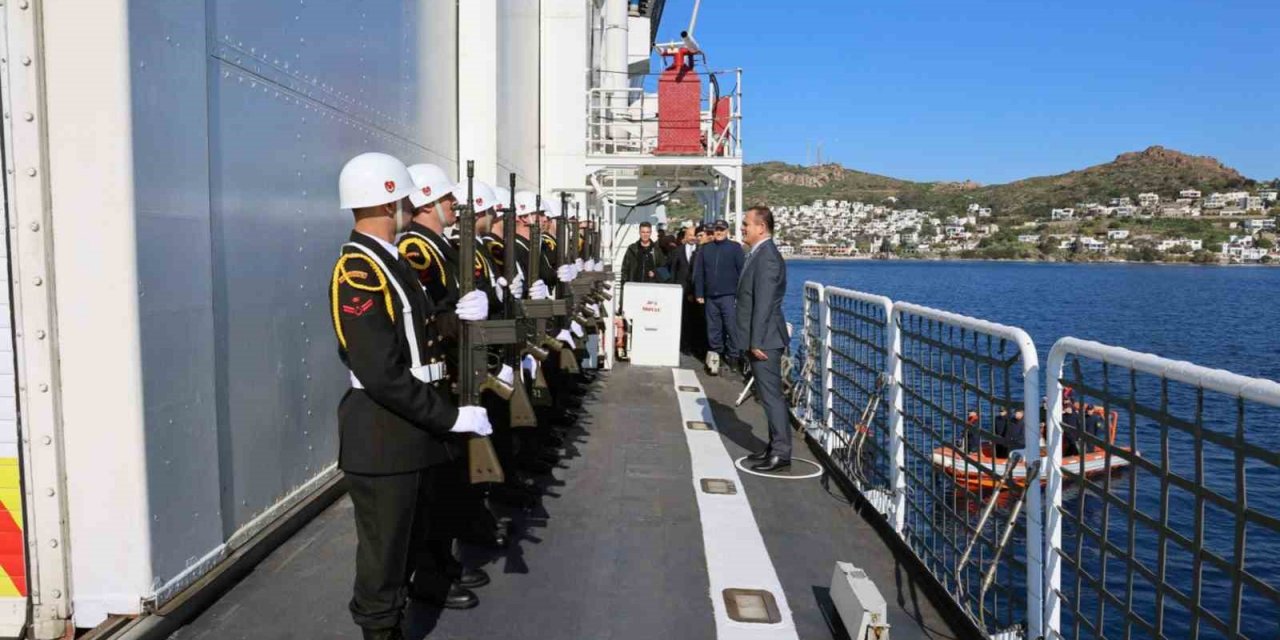 Vali Akbıyık TCSG-703 Umut Korvetini ziyaret etti