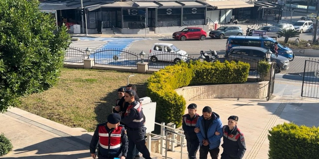 Marmaris’te işyerini silahla basan iki şüpheli tutuklandı