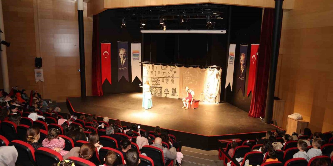 Marmarisli minikler Pinokyo oyunu ile keyifli anlar yaşadı