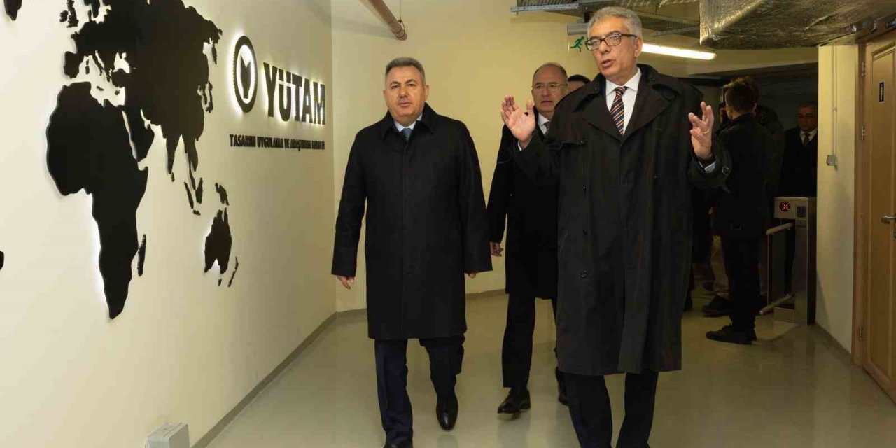 Vali Elban’a uzaydaki deney sunumu