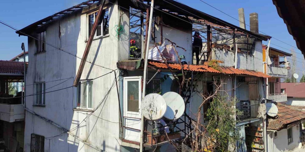 Döndüğünde tamir ettiği çatıyı yanarken buldu