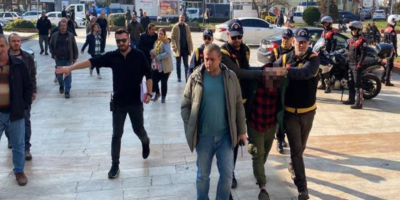 İşlediği cinayet sonrası evden elleri cebinde çıkmıştı, kelepçeli cezaevine gönderildi