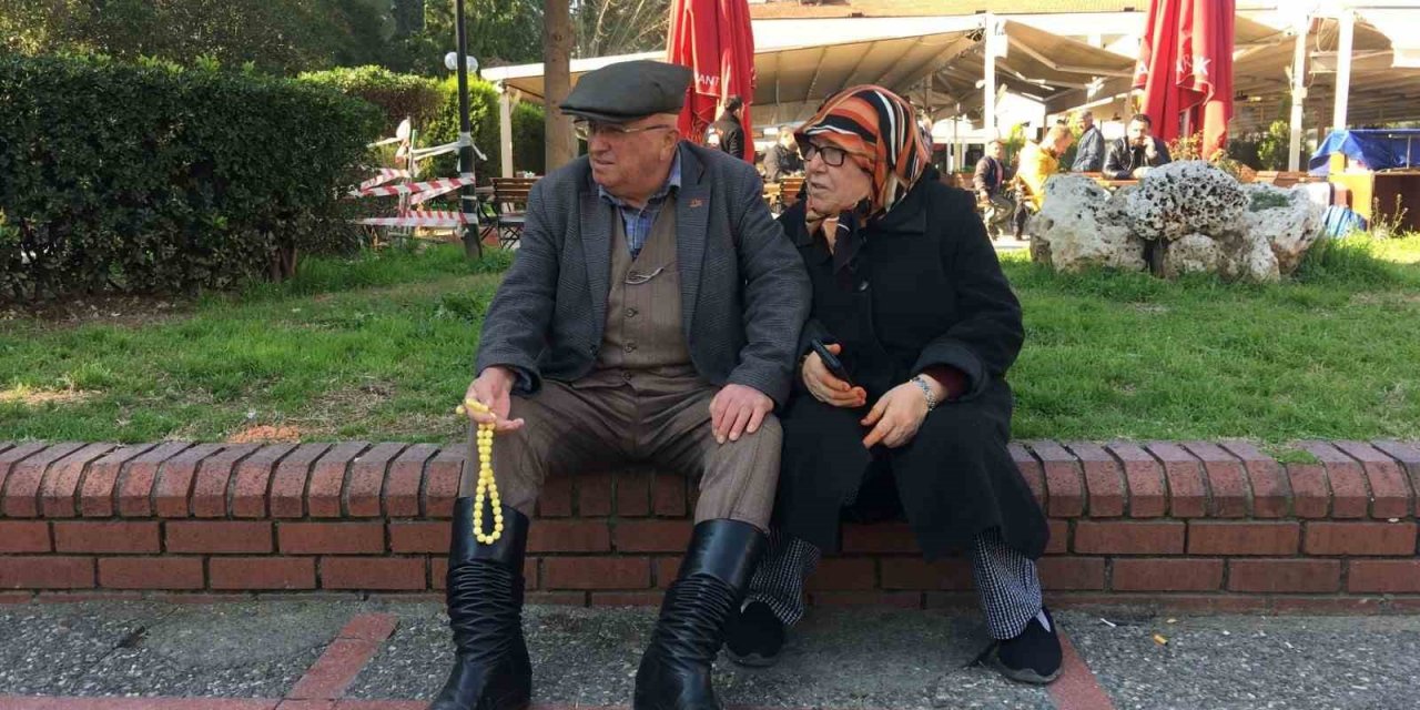 Ayağında körüklü çizmesi, elinden tesbihi düşmüyor