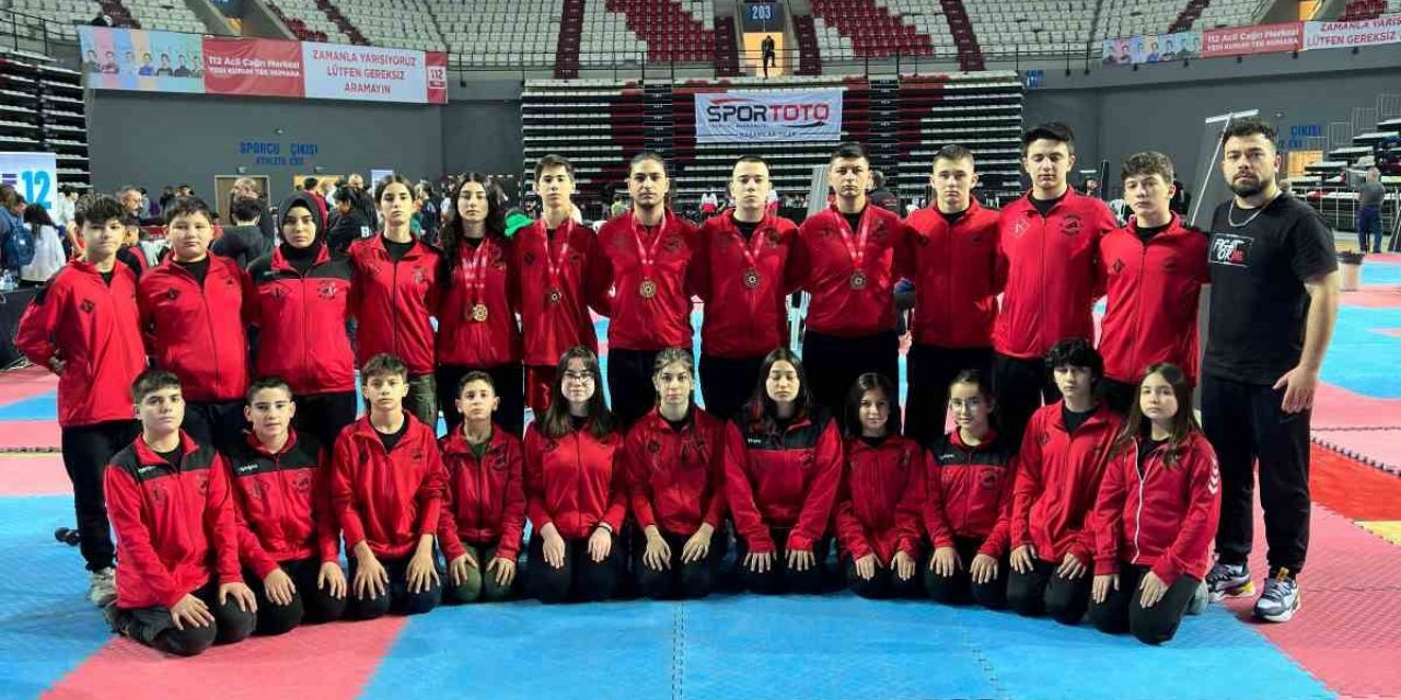 Denizlili Kick Boks takımı 2 Türkiye şampiyonluğu aldı