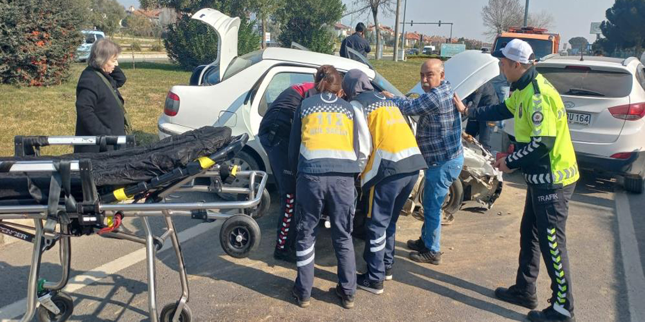 Kırmızı ışıkta bekleyen iki otomobile çarptı: 1 yaralı