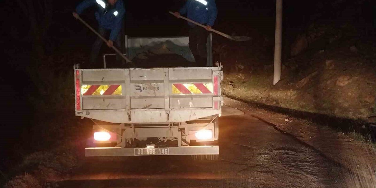 Aydın Büyükşehir Belediyesi’nden gece yarısı tuzlama çalışması