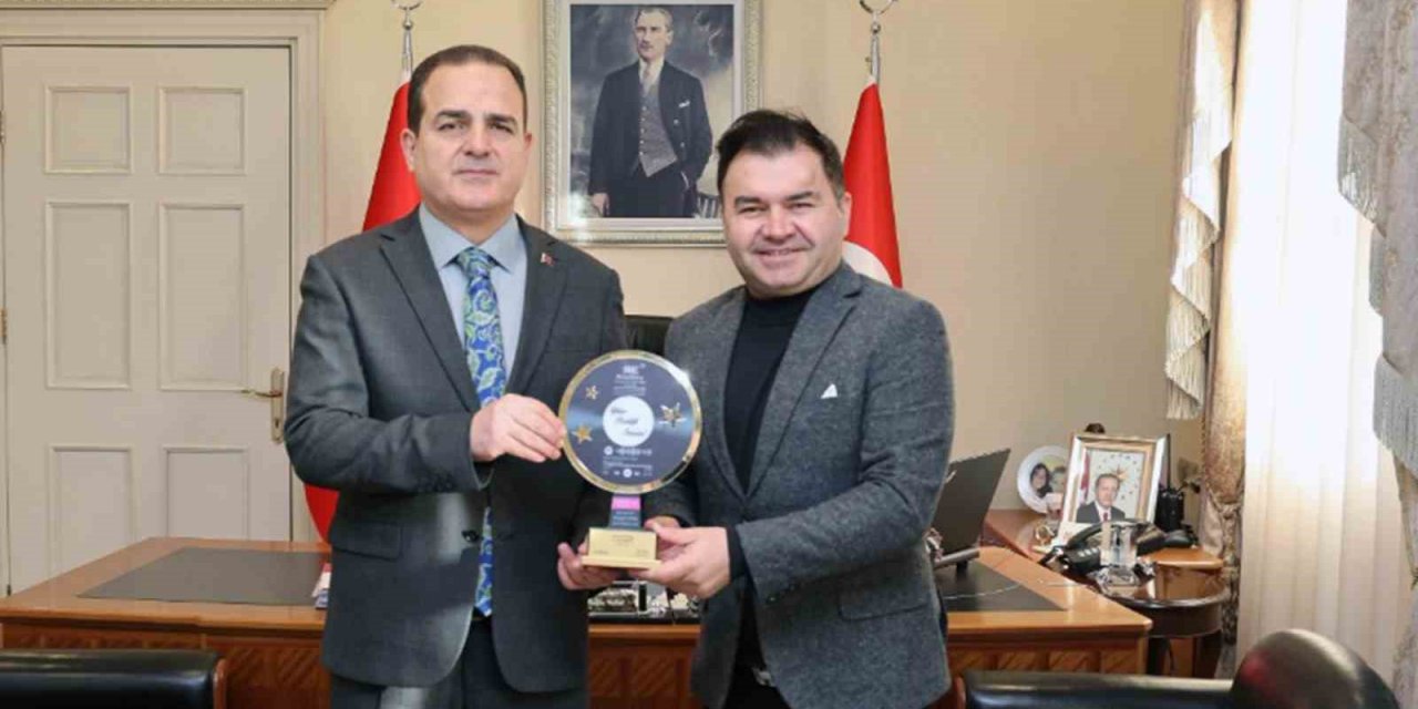 Muğla Valisi Akbıyık’a ‘Yılın Pozitif Valisi’ ödülü