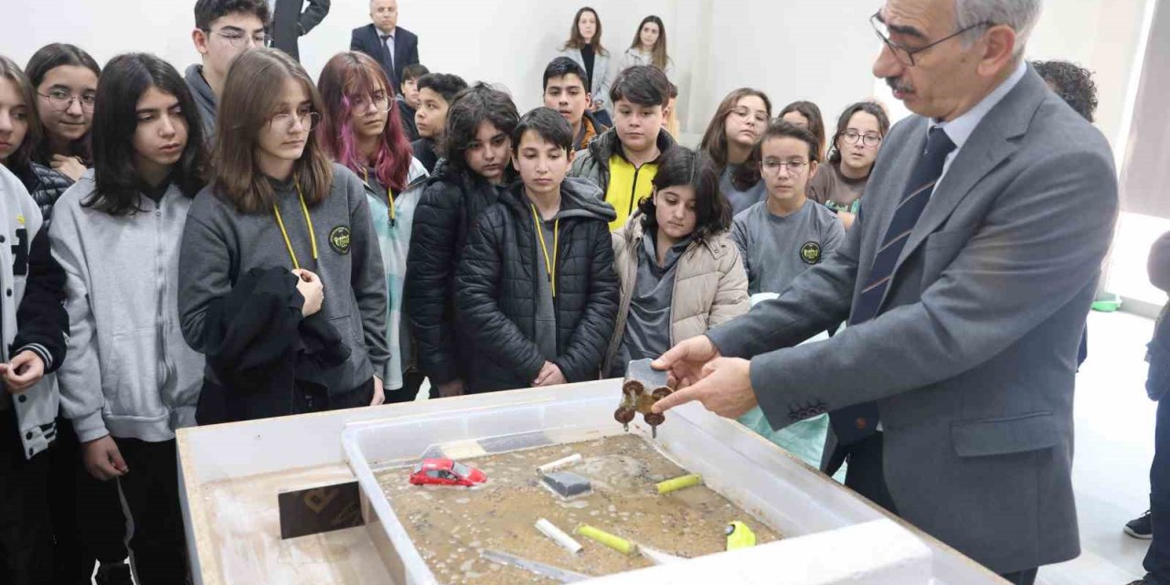 Deprem uzmanı Prof. Dr. Kumsar: "6 Şubat depremleri karada da büyük kırılmalar olabileceğini gösterdi"