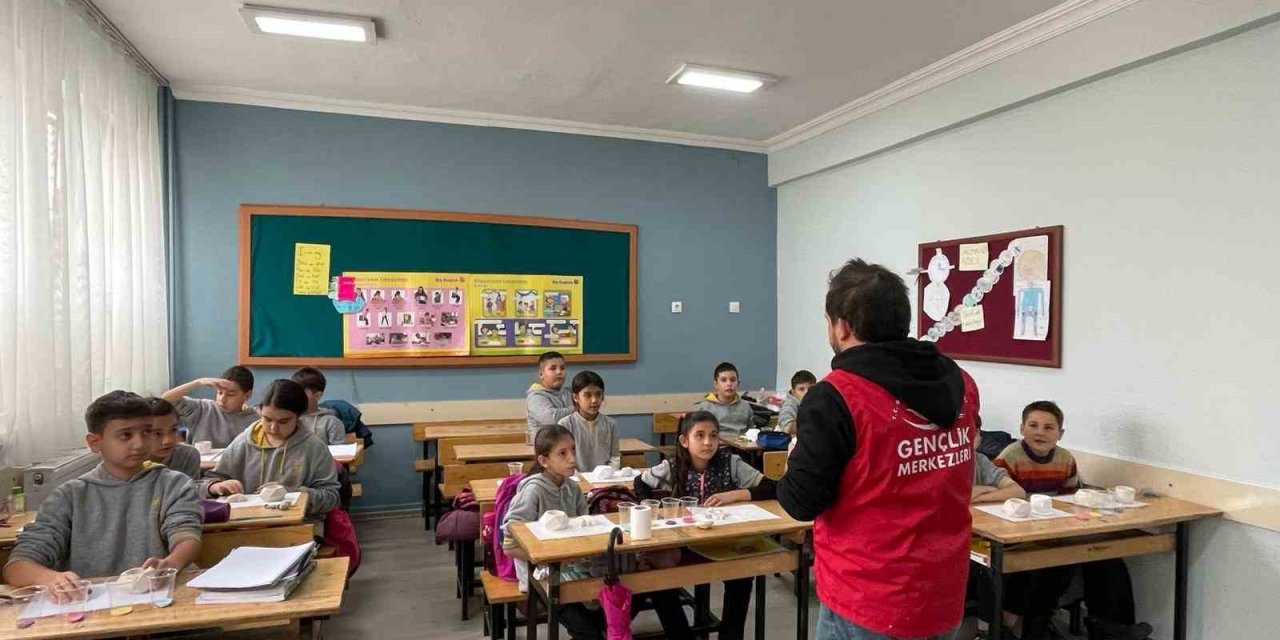 Muğla’da gönüllü gençler çocukları sanat ile buluşturdu