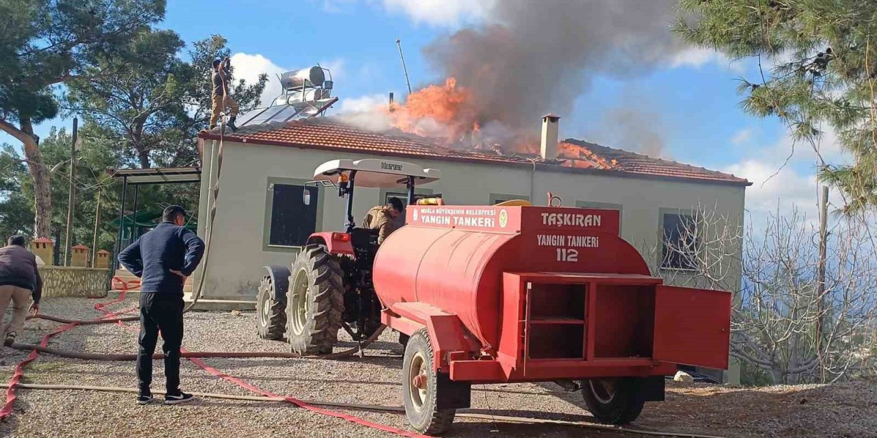 Yangına ilk müdahale Büyükşehir su tankerlerinden
