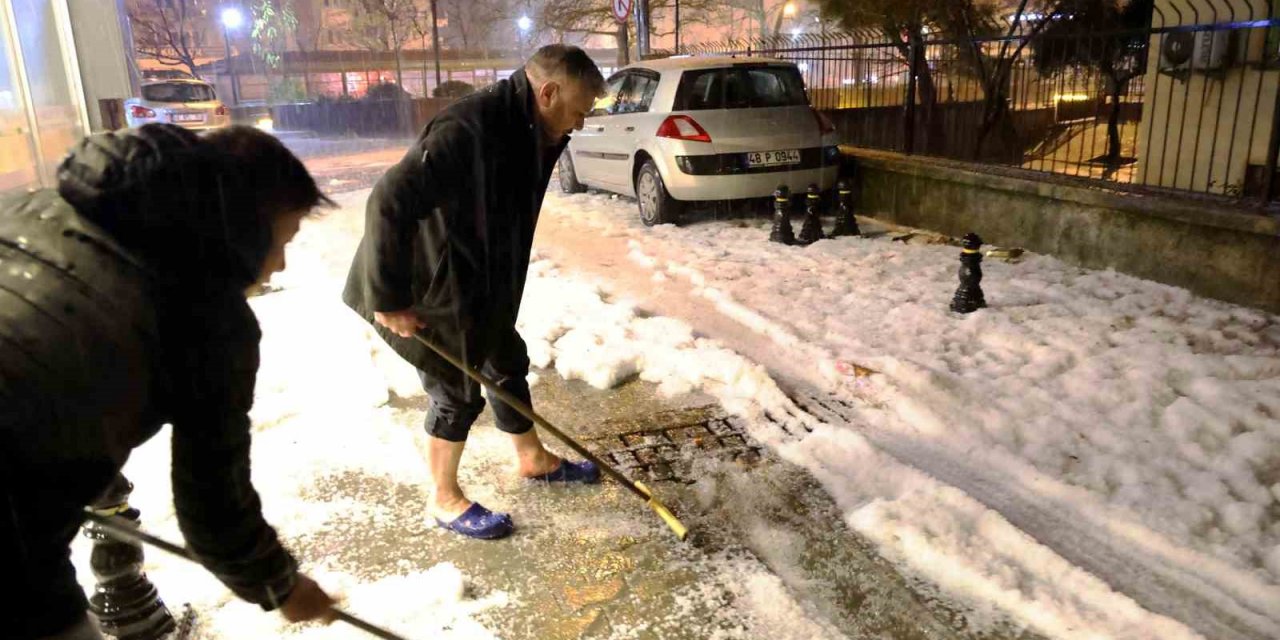 Vatandaşlar sokakta kar değil, dolu küredi